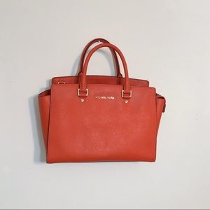 *SOLD* to @francescasf